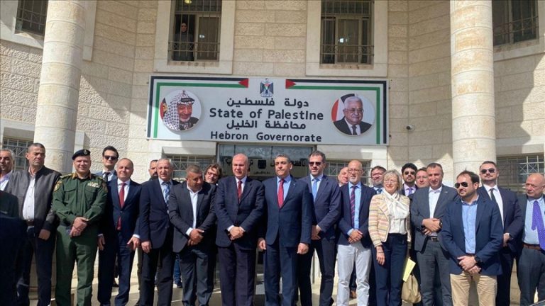 وفد دبلوماسي يزور الخليل ويطّلع على الانتهاكات الإسرائيلية في البلدة القديمة والمسجد الإبراهيمي