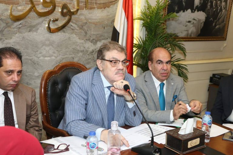 عاصفة داخل الوفد: صدامات مالية وإطاحة قيادات وقرارات تهز بيت الأمة