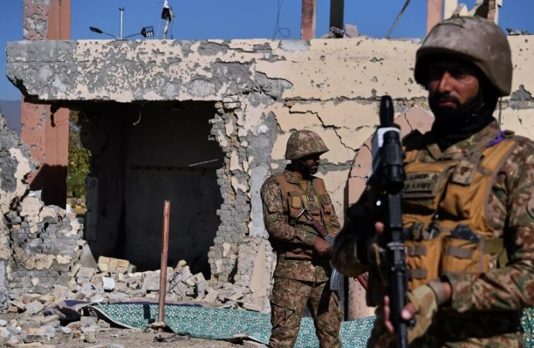 باكستان تعلن القضاء على 274 جنديا أفغانيا وإصابة المئات