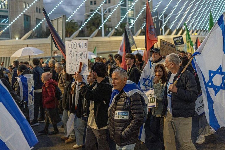 معاريف العبرية: أكثر من نصف الإسرائيليين يطالبون بإنهاء المسيرة السياسية لنتنياهو