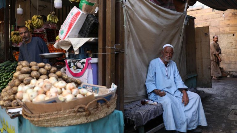الغلاء في مصر: كيف تغيّرت تفاصيل الحياة من الخبز إلى العلاج؟