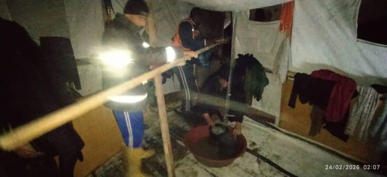 قصف الاحتلال يخلف ضحايا في بيت لاهيا وأمطار الشتاء تغرق مخيمات النازحين