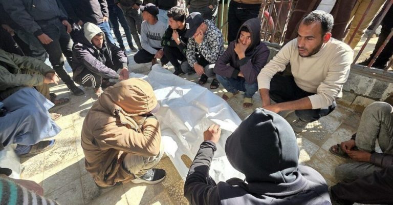 مجلس الوزراء الفلسطيني يعلن التنسيق مع نيكولاي ملادينوف لدعم جهود الإعمار بغزة