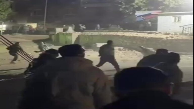 اشتباكات عنيفة في منطقة الجزارين بسبب أزمة منع مواد البناء عن جزيرة الوراق
