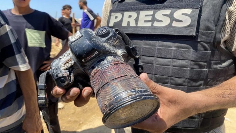 ميدل إيست آي : الأونروا: غزة هي المكان الأكثر دموية بالنسبة للصحفيين والعاملين في المجال الإنساني