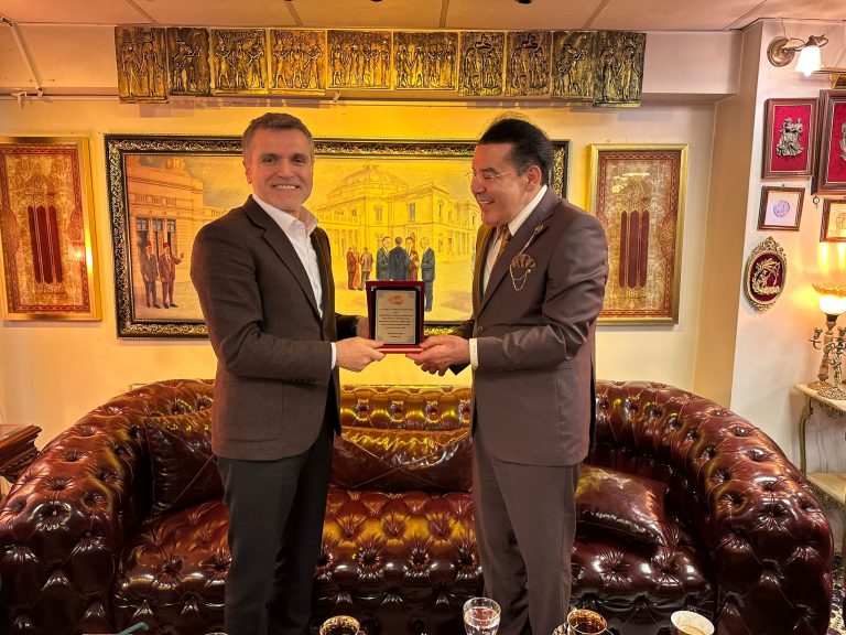 الدكتور أيمن نور يستقبل فاتح تونة في المركز الثقافي المصري لتعزيز التعاون الثقافي والحوار الفكري