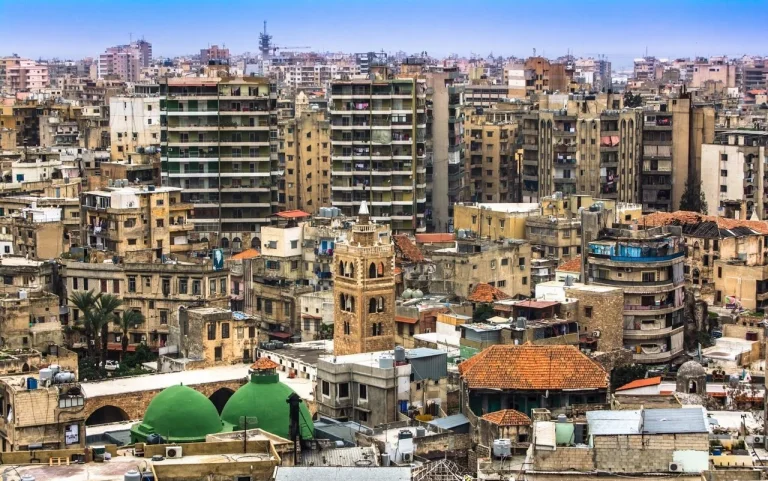 مقابر الأحياء في طرابلس.. الموت يحاصر اللبنانيين تحت أنقاض المباني المنهارة