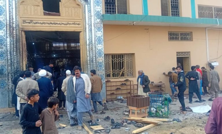 عشرات القتلى بتفجير انتحاري داخل حسينية في باكستان