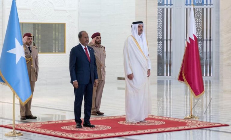 أمير قطر يؤكد حرص بلاده على دعم استقرار الصومال
