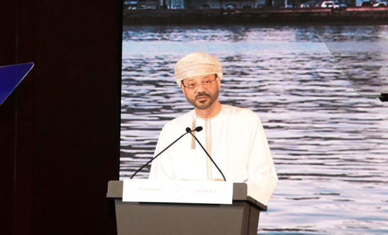عُمان تعلن عقد جولة أمريكية إيرانية في جنيف الخميس