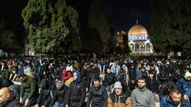 عشرة آلاف جندي ومستوطن يحاصرون المسجد الأقصى وسط حملات اعتقال واسعة