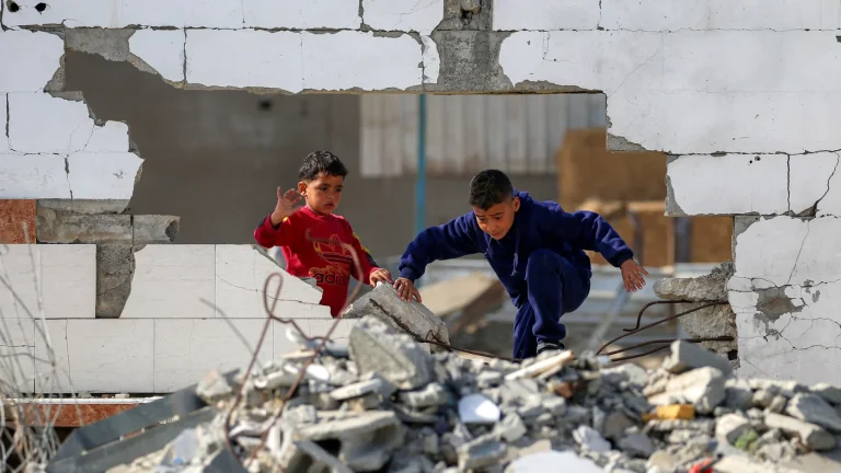 ميدل ايست آي : غزة: آلاف الجثامين تحت الأنقاض ومئات المفقودين