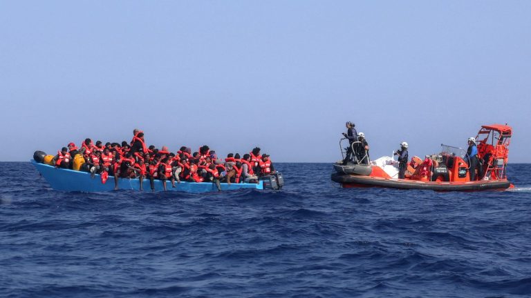 مقبرة مائية قبالة زوارة.. غرق 53 مهاجرا وابتلاع رضيعين في جحيم السواحل الليبية