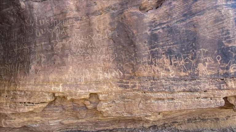 اكتشاف موقع أثري في جنوب سيناء يعود إلى 10 آلاف عام.. “هضبة أم عِراك” متحف مفتوح للفن الصخري