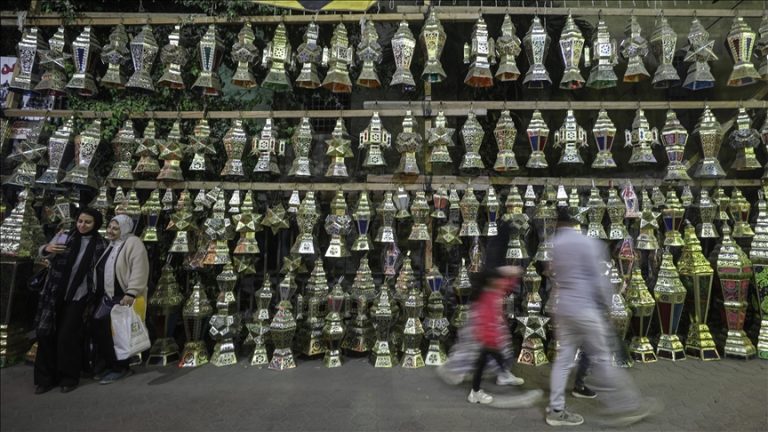 أجواء رمضان تخيم على حي السيدة زينب بالقاهرة بالفوانيس و”الياميش”