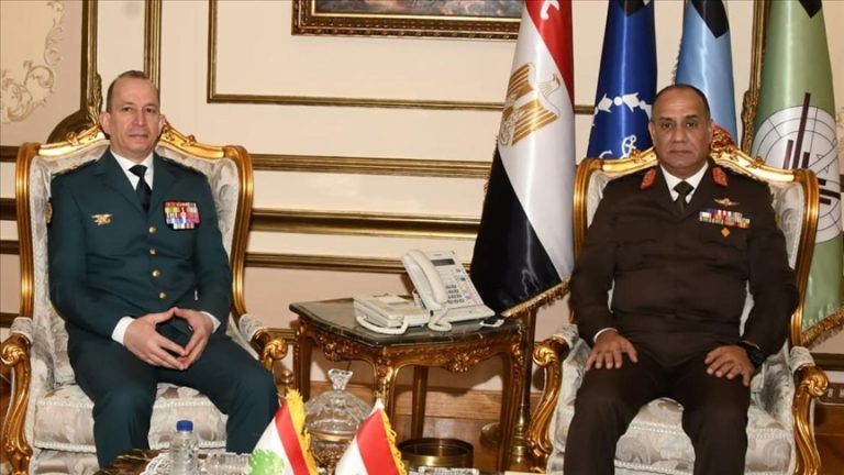 وزير الدفاع المصري يبحث مع قائد الجيش اللبناني تعزيز التعاون العسكري