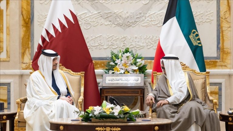 أمير الكويت يبحث مع رئيس وزراء قطر العلاقات الثنائية والتطورات الإقليمية