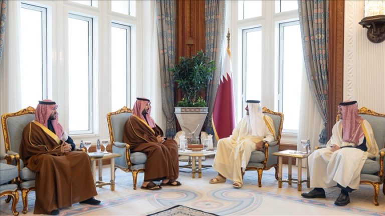 أمير قطر ووزير الدفاع السعودي يبحثان تطورات الأوضاع الإقليمية في الدوحة