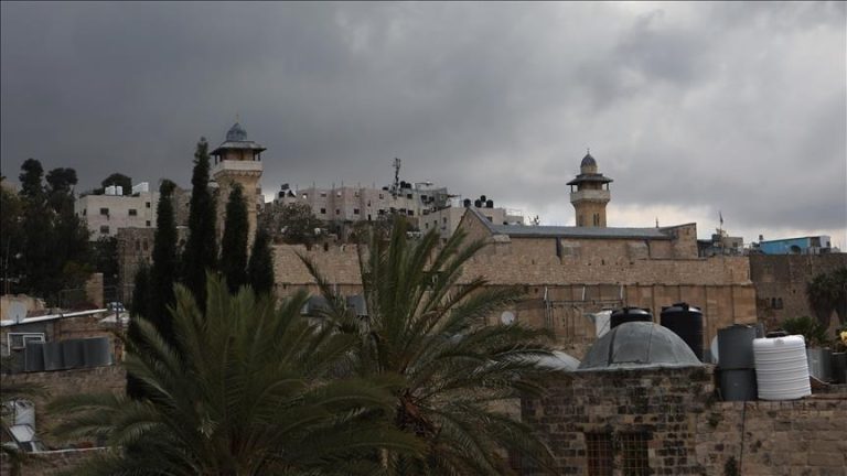 منع صحفيين من دخول المسجد الإبراهيمي أثناء زيارة وفد دبلوماسي إلى الخليل