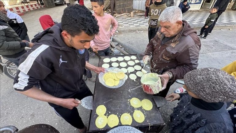 بين الركام والحطب… “القطايف” تعود إلى أسواق خان يونس مع اقتراب رمضان