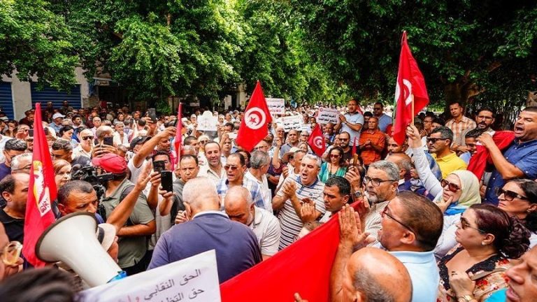 إضراب معلمي الثانوي يتمدد إلى وسط تونس ونسبة المشاركة تتجاوز 60%.. والحكومة تؤكد أن زيادة الرواتب «قيد الدراسة»