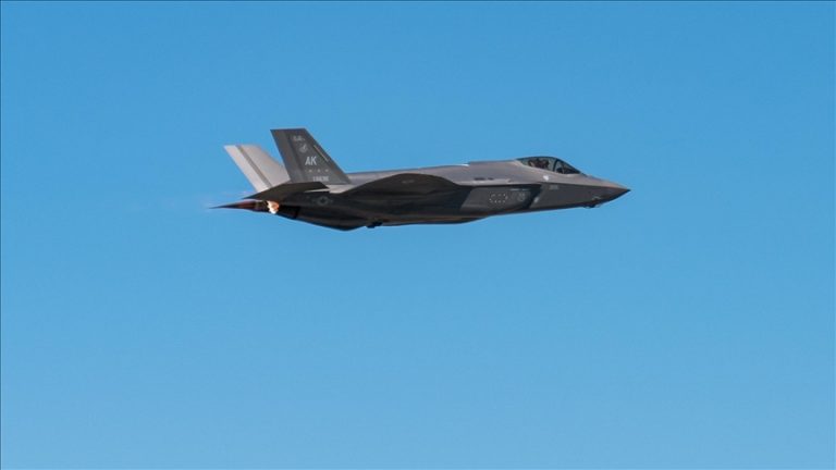 هبوط 12 مقاتلة أمريكية F-22 في قاعدة إسرائيلية وسط تصعيد مع إيران