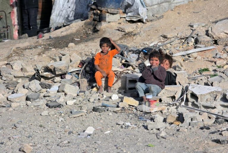 أزمة إنسانية تعصف بالقطاع و 50 ألف يتيم في غزة يواجهون مصيرا مجهولا