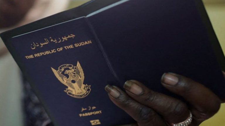 انتقادات واسعة للسفارة السودانية في مصر بشأن رسوم وثائق السفر وتكلفة ترحيل المحتجزين
