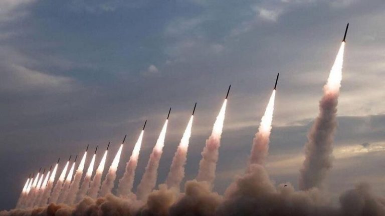 التلفزيون الإيراني: القوات المسلحة الإيرانية تستهدف القواعد الأمريكية في المنطقة