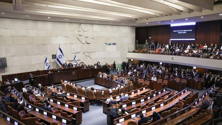استطلاع إسرائيلي: المعارضة تقترب من الأغلبية مقابل تراجع كتلة نتنياهو