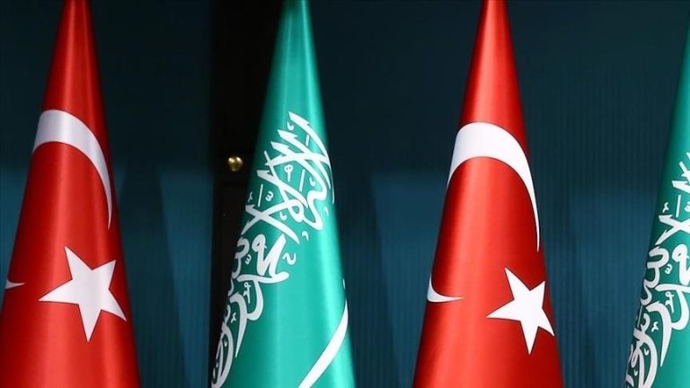 تركيا والسعودية تؤكدان تعزيز الشراكة الإستراتيجية وخفض التوترات الإقليمية في بيان مشترك