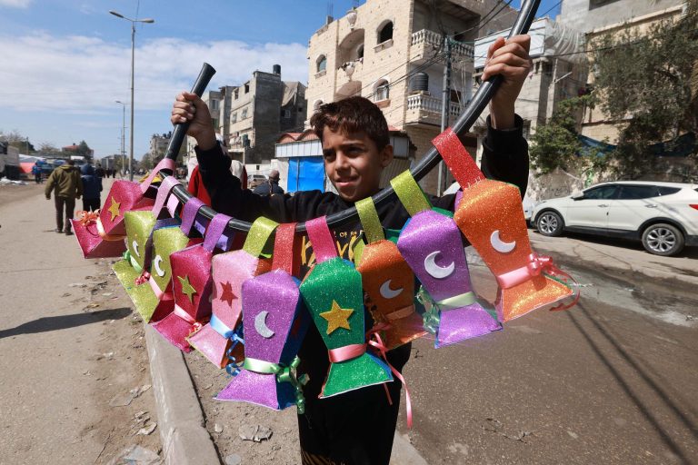أطفال غزة يزينون الركام بزينة رمضان… ألوان الحياة تعود إلى خان يونس رغم الدمار