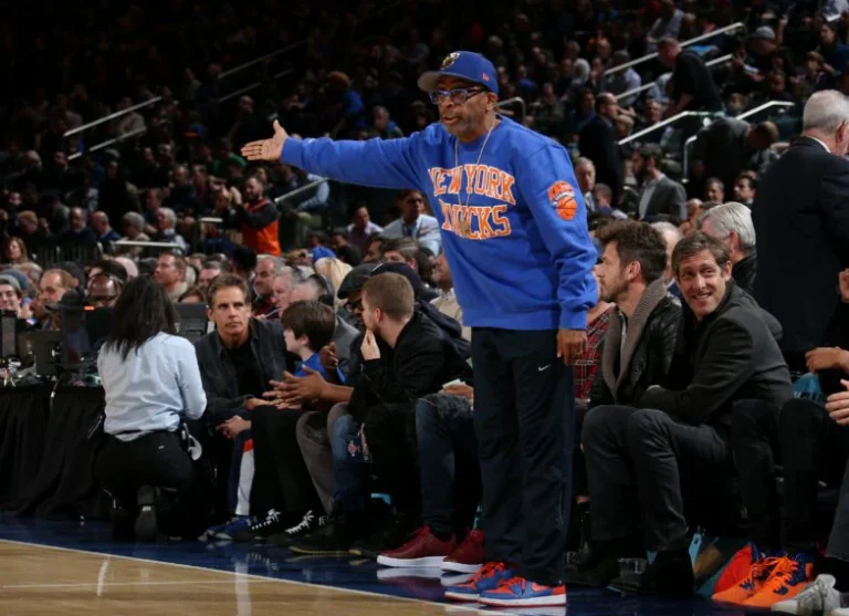 سبايك لي يعلن دعمه لفلسطين بحقيبة تحمل العلم والكوفية خلال مباراة NBA