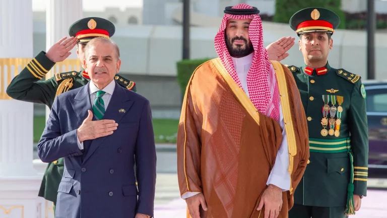 ميدل إيست آي : هل تدفع حرب إيران إلى تفعيل اتفاق الدفاع بين السعودية وباكستان؟