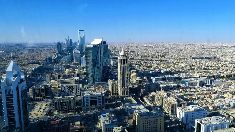 إصابة عدد من المواطنين الأمريكيين بحادث سير خلال عملية إجلاء من قطر