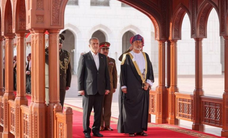 سلطان عمان يؤكد لبزشكيان الحياد ورفضه استهداف بلاده