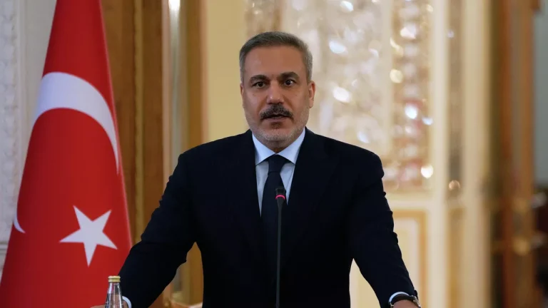 هاكان فيدان: حذرنا إيران من تكرار إطلاق الصواريخ نحو الأراضي التركية