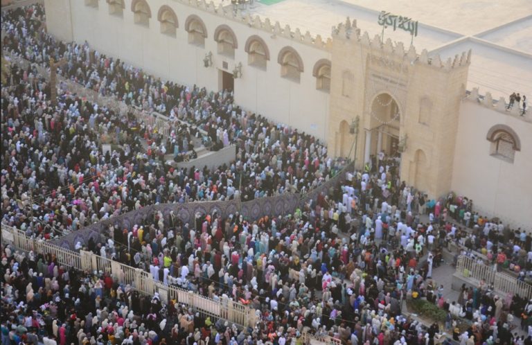 صلاة عيد الفطر في مصر.. إقبال كبير من المواطنين يملأ ساحات المساجد