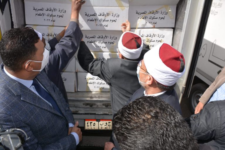 تحويل المساجد لمنافذ بيع صكوك الإطعام يثير تساؤلات حول إدارة أموال الوقف في مصر