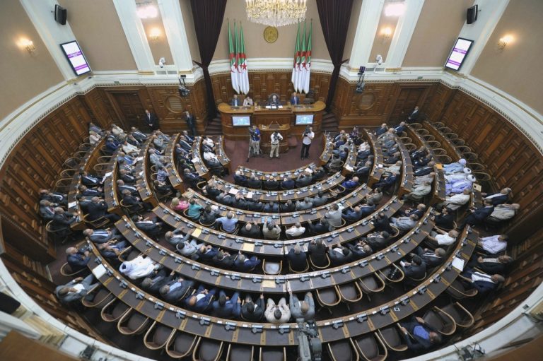 تعديلات النواب على قانون الأحزاب السياسية الجزائري تفتح باب الجدل حول الحريات ونشاط التشكيلات