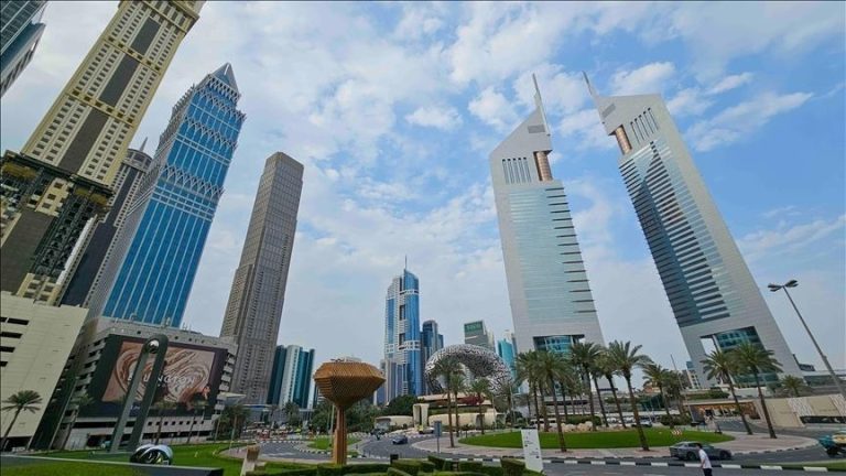 مقتل فلسطيني إثر سقوط صاروخ على مركبة مدنية في أبوظبي بعد هجمات صاروخية ومسيرات