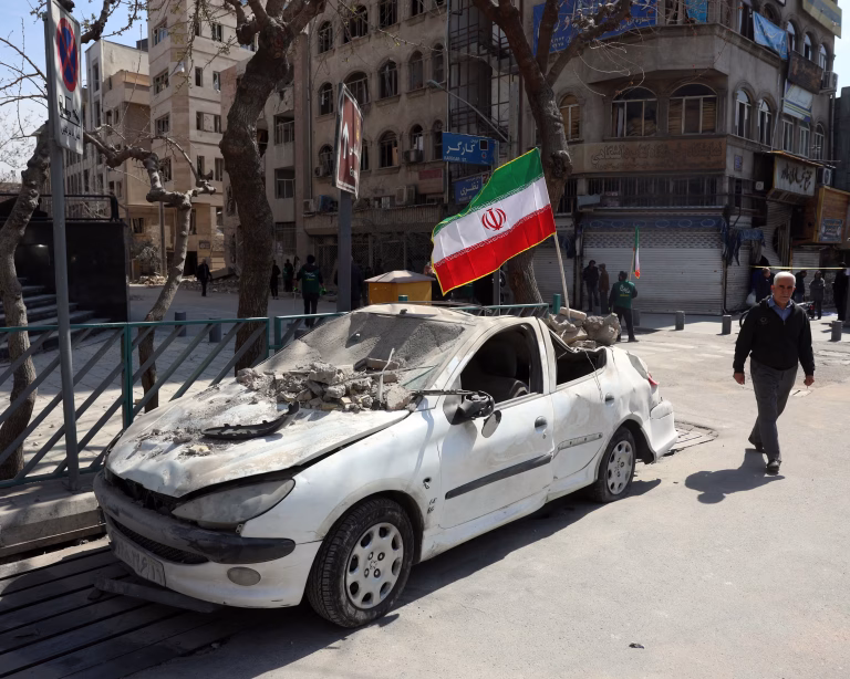 الجرديان : الحرب على إيران: لماذا قد تخطئ الولايات المتحدة وإسرائيل في فهم طبيعة النظام الإيراني