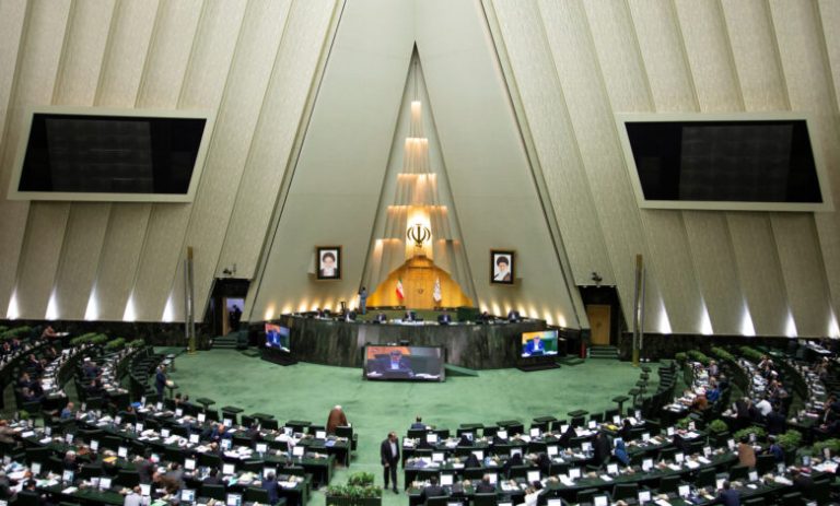 البرلمان الإيراني يدرس فرض رسوم على المرور الآمن في مضيق هرمز