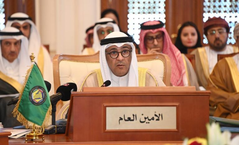 دول التعاون الخليجي تدين استهداف خزانات الوقود في ميناء صلالة