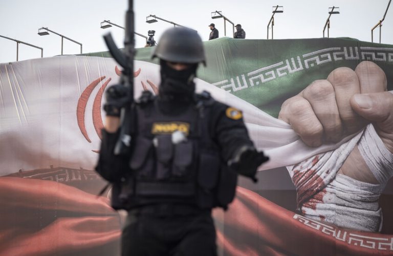 تصعيد عسكري جديد: الجيش الإيراني يعلن إسقاط 7 مسيّرات إسرائيلية واستهداف مواقع بحرية وقاعدة العديد