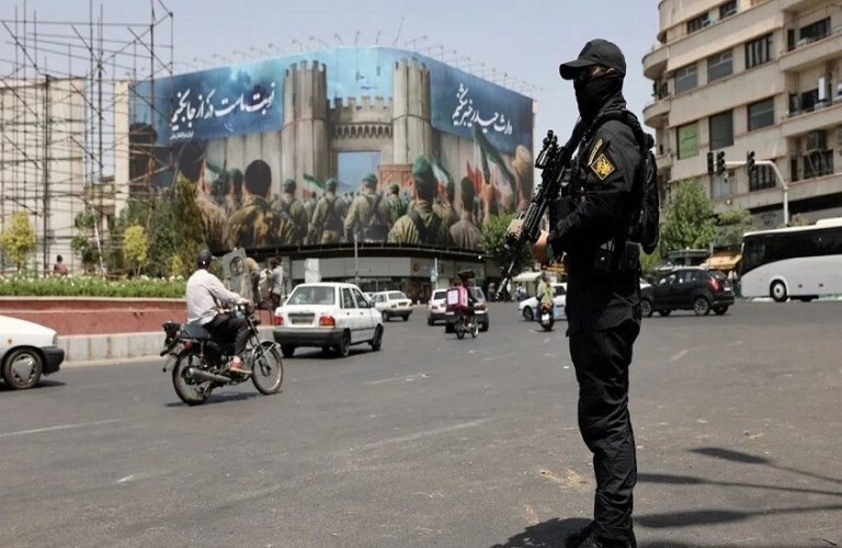 إيران..اعتقال 30 جاسوس في الداخل يعملون لصالح إسرائيل وأمريكا