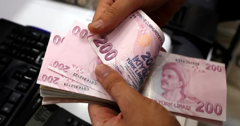 بلومبرغ: تركيا تنفق نحو 12 مليار دولار لدعم الليرة خلال أسبوع