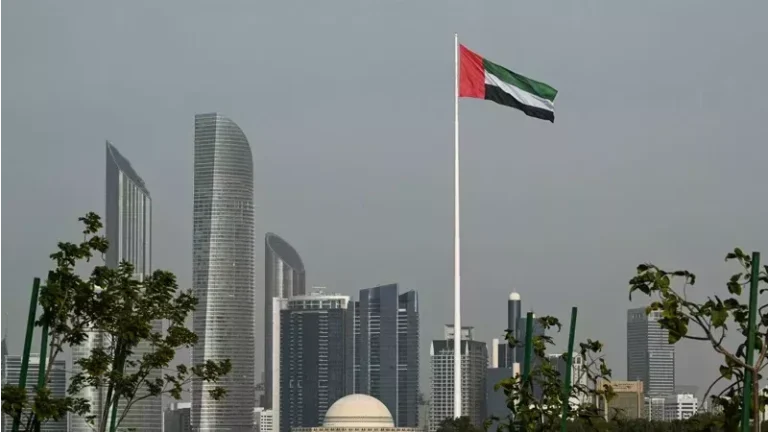 الإمارات: الدفاعات الجوية تتعامل مع تهديد صاروخي وتحذيرات عاجلة للسكان