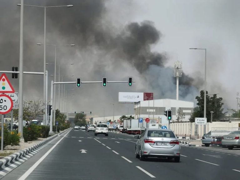 الدفاع الإماراتية: مقتل متعاقد مدني بمهمة في البحرين وإصابة آخرين بقصف إيراني