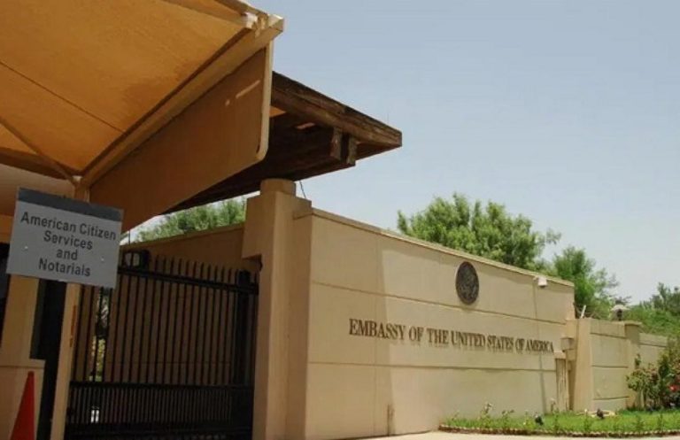 السفارة الأمريكية بالكويت تدعو رعاياها للبقاء في المنازل وتعلّق خدماتها القنصلية